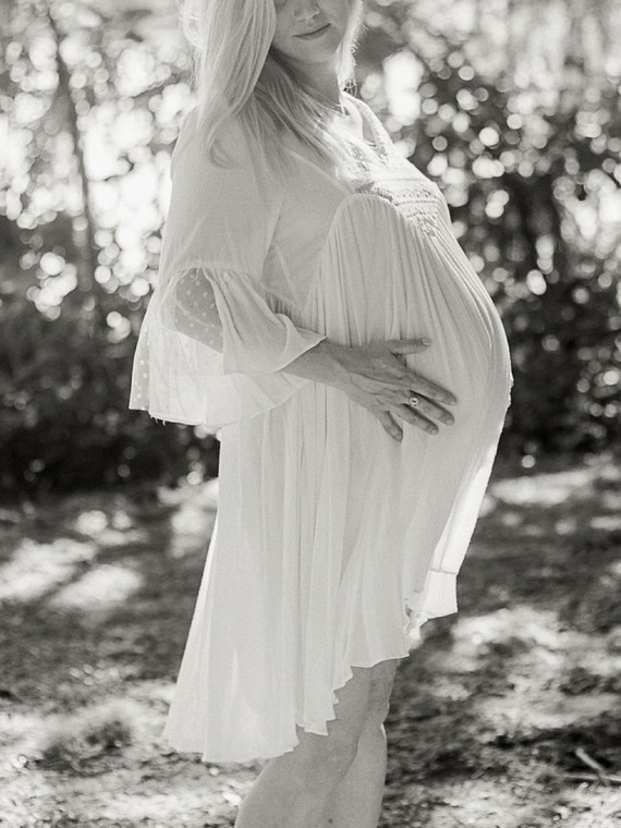Romantic feminine maternity photos