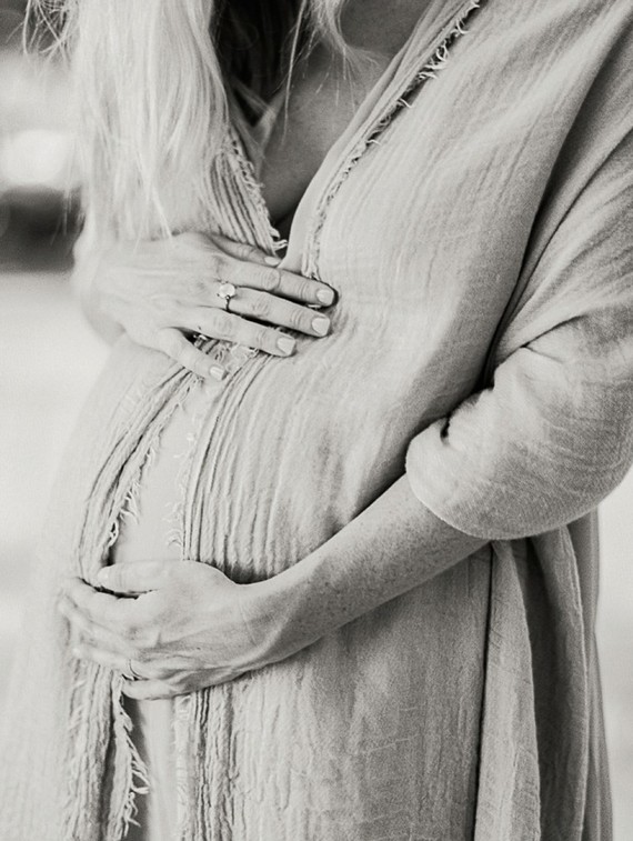 Romantic feminine maternity photos