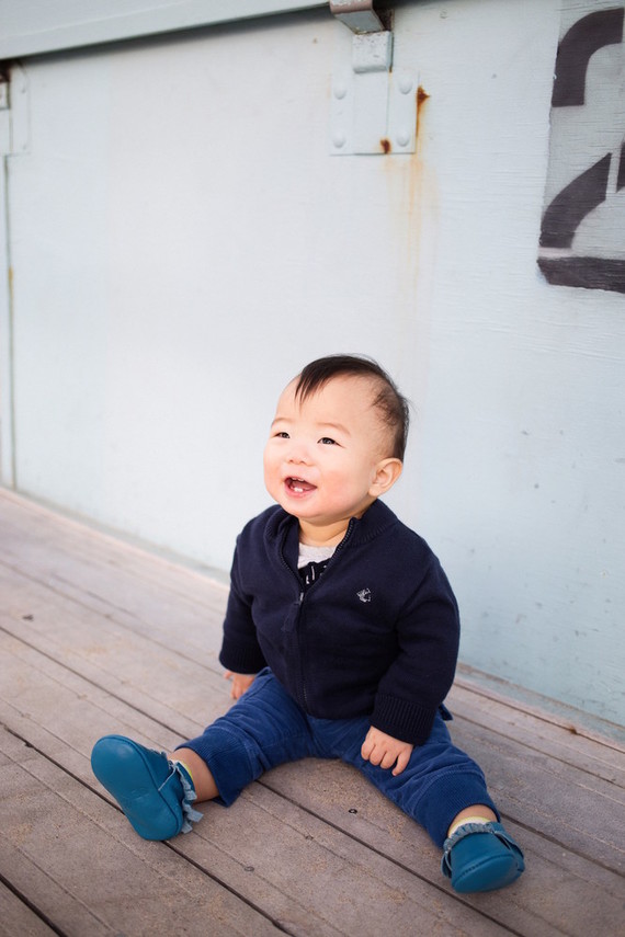 multi generation family photos at the beach