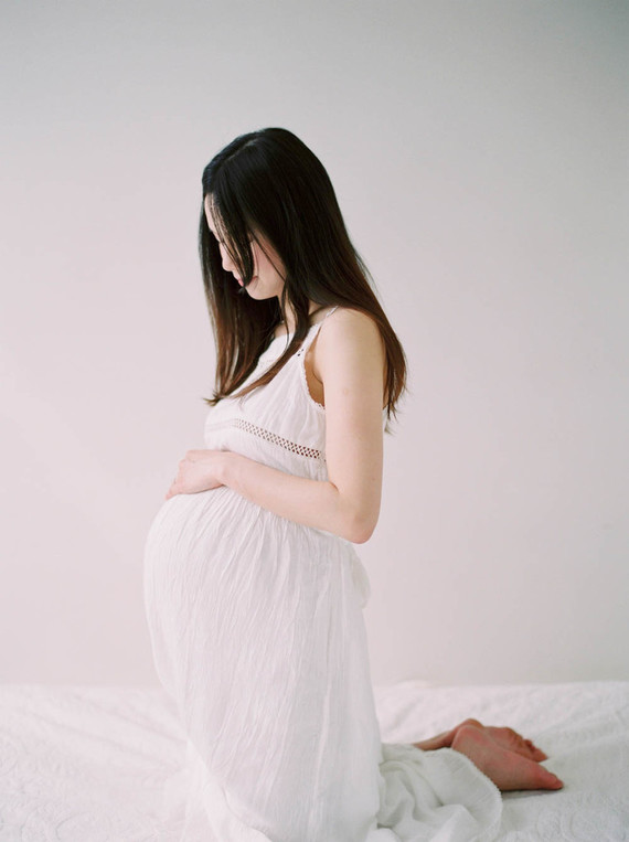 minimal spring maternity photos