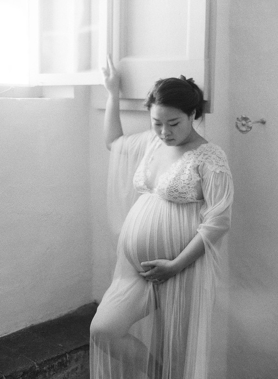 Romantic maternity photos in Italy