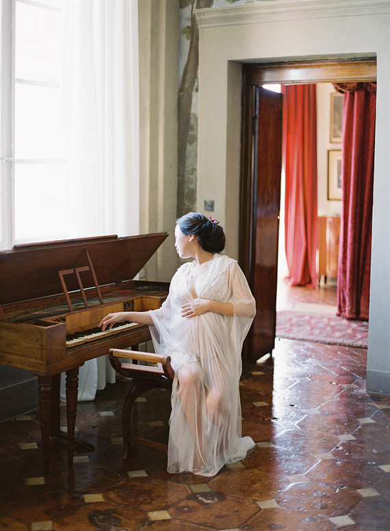 Romantic maternity photos in Italy