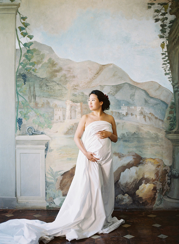Romantic maternity photos in Italy