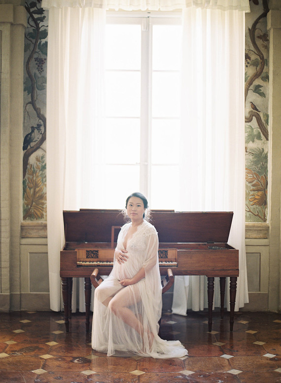 Romantic maternity photos in Italy