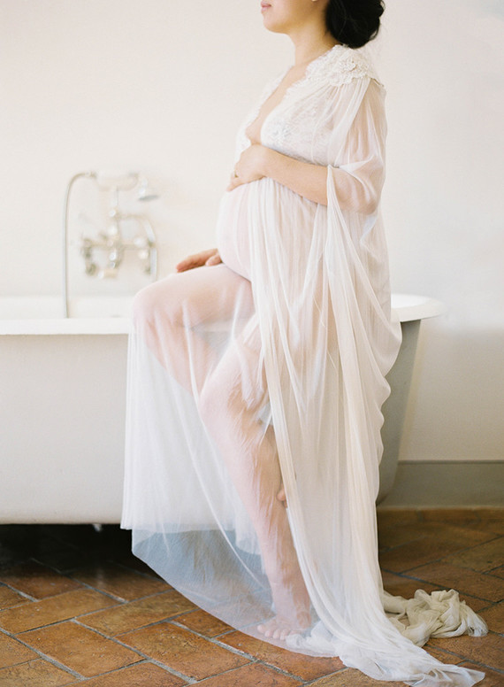 Romantic maternity photos in Italy