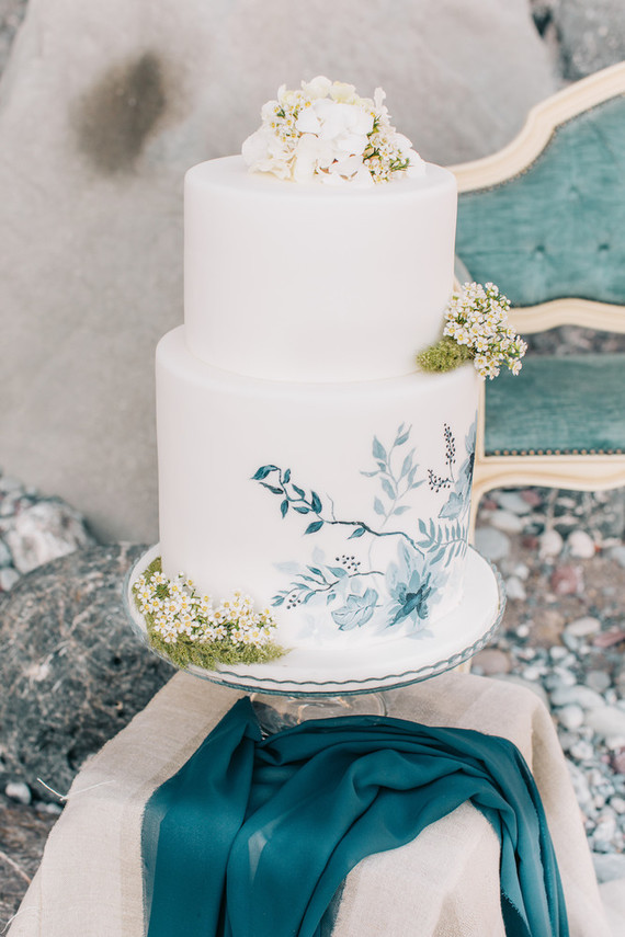 white wedding cake for italian elopement
