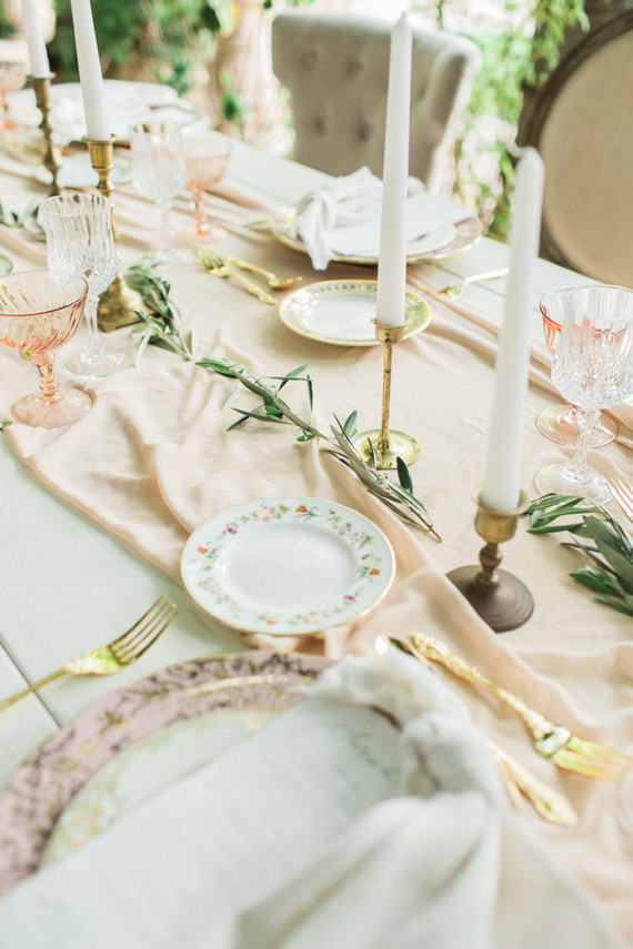 romantic neutral tablescape