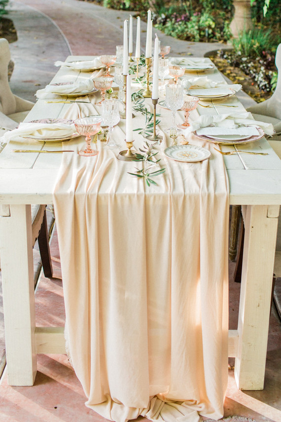 romantic neutral tablescape