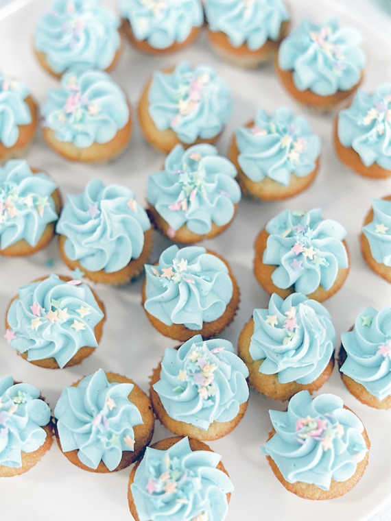 mini blue cupcakes