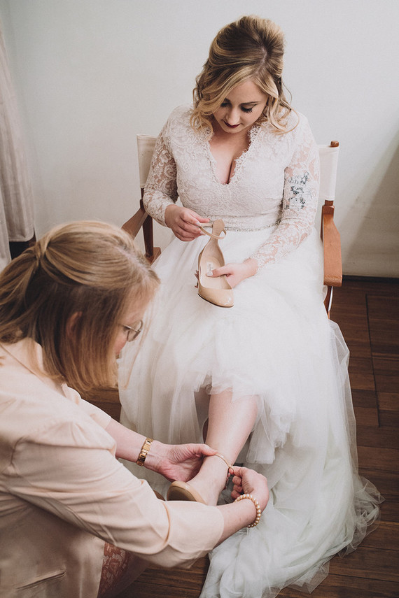 Getting ready bridal photos