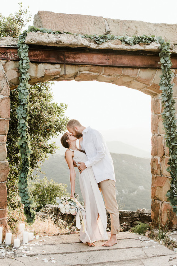 minimal earthy elopement at Knapp's Castle
