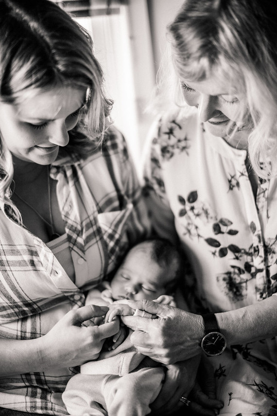 lifestyle newborn photos in Los Angeles