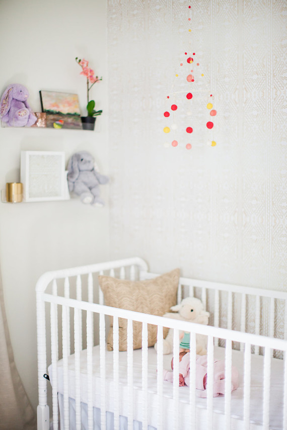 lifestyle newborn photos in Los Angeles