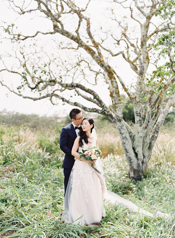 Vintage botanical wedding at Puakea Ranch in Hawaii