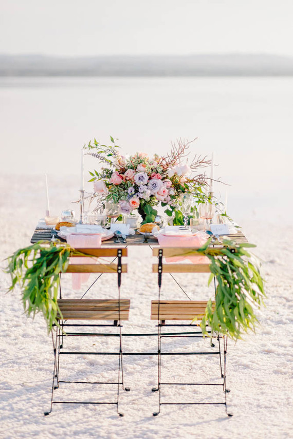 Fancy elopement inspiration at La Laguna Rosa de Torrevieja in Spain Inspiration