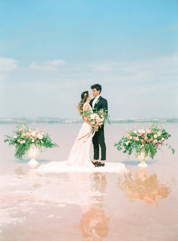 Fancy elopement inspiration at La Laguna Rosa de Torrevieja in Spain Inspiration