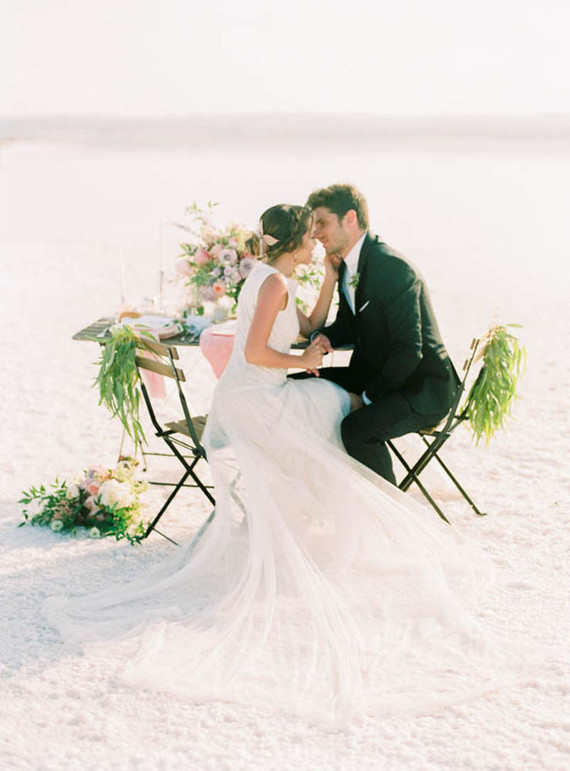 Fancy elopement inspiration at La Laguna Rosa de Torrevieja in Spain Inspiration