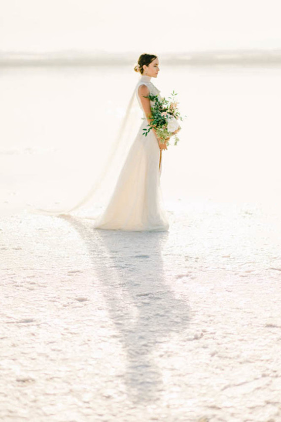 Fancy elopement inspiration at La Laguna Rosa de Torrevieja in Spain Inspiration