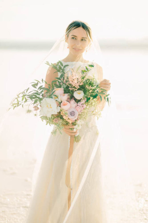 Fancy elopement inspiration at La Laguna Rosa de Torrevieja in Spain Inspiration