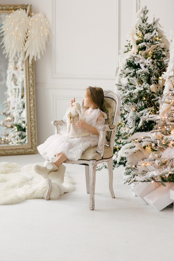 White and gold Christmas wonderland decor ideas