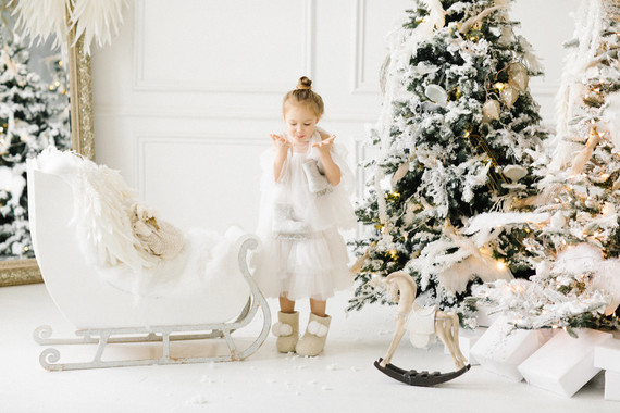 White and gold Christmas wonderland decor ideas