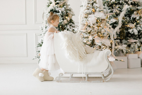 White and gold Christmas wonderland decor ideas