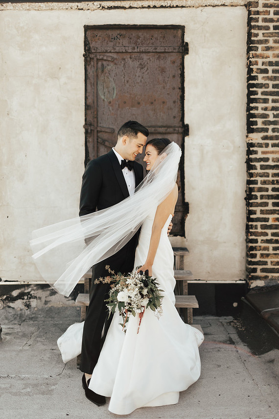 Modern winter Chicago wedding at the Chicago Athletic Association