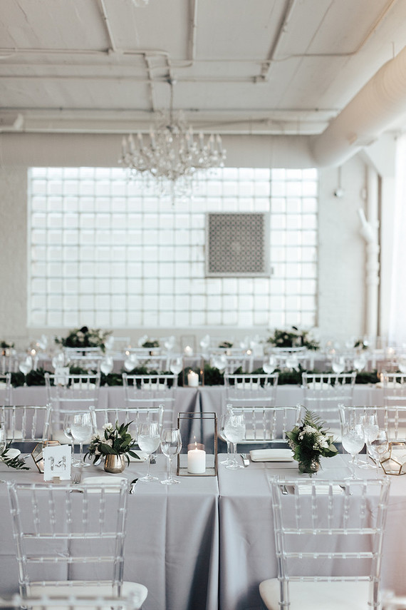 Modern winter Chicago wedding at the Chicago Athletic Association
