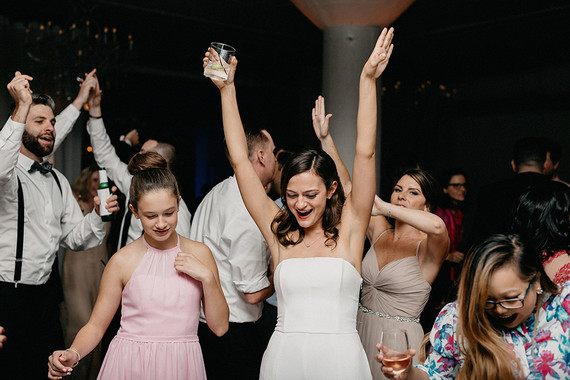 Modern winter Chicago wedding at the Chicago Athletic Association