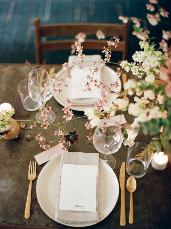 Feminine neutral wedding ideas at Foxfire Mountain House in the Catskills