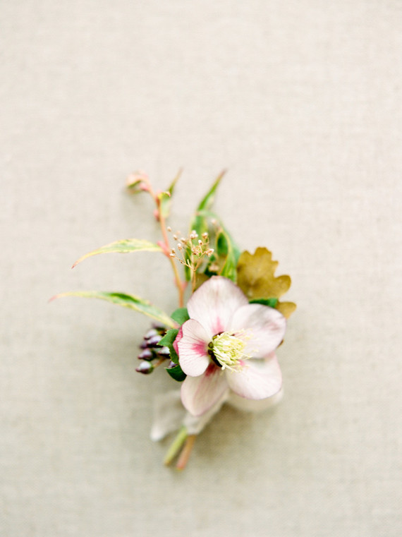 Feminine neutral wedding ideas at Foxfire Mountain House in the Catskills