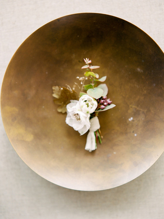 Feminine neutral wedding ideas at Foxfire Mountain House in the Catskills