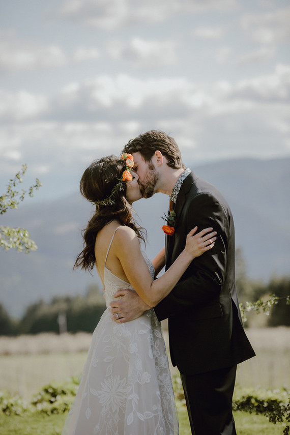 Spring Columbia Gorge wedding at Gorge Crest Vineyards