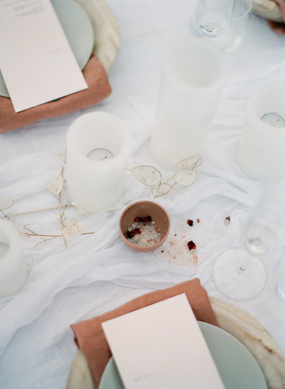 Rustic modern beach elopement ideas in Greece