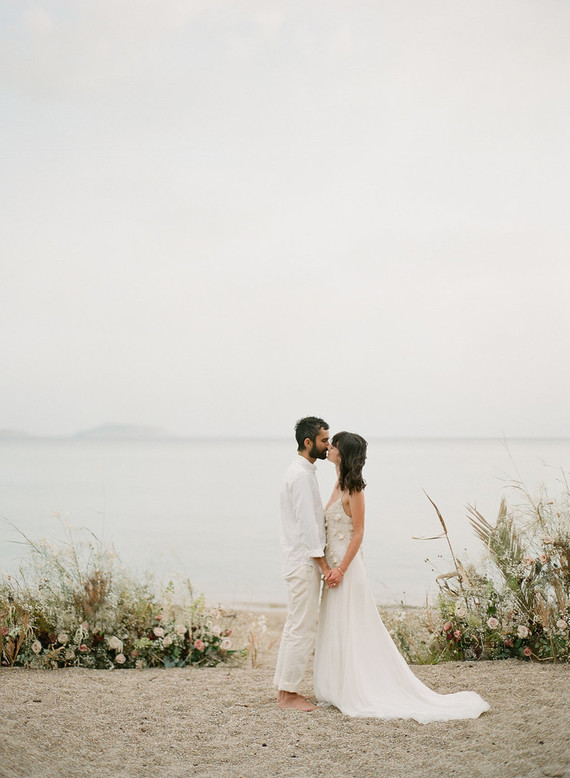 Rustic modern beach elopement ideas in Greece