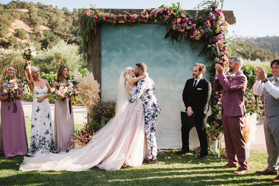 Stylish, whimsical, floral wedding at De Tierra Vineyards
