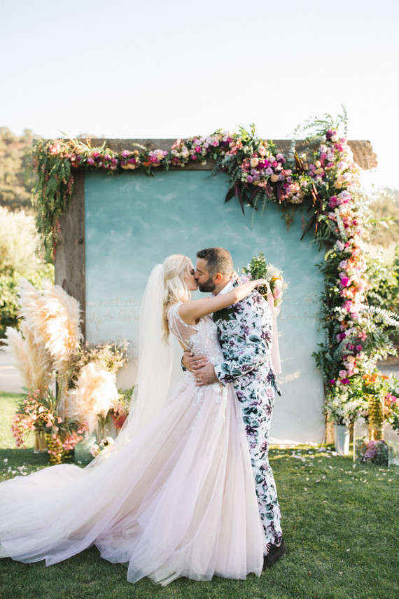 Stylish, whimsical, floral wedding at De Tierra Vineyards