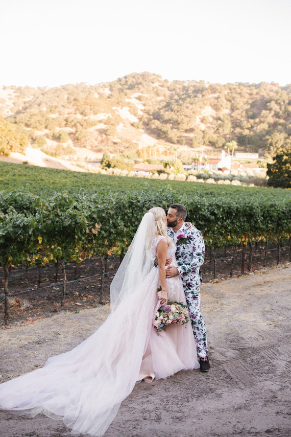 Stylish, whimsical, floral wedding at De Tierra Vineyards