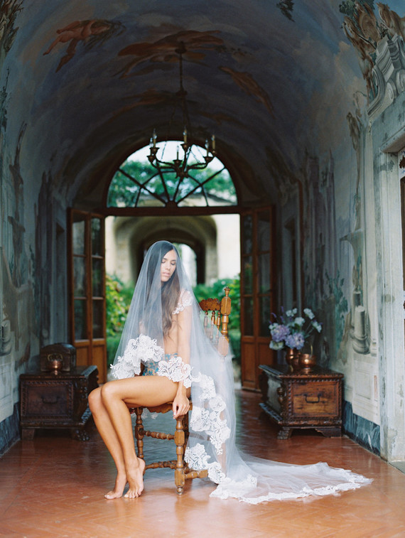 Romantic Tuscan boudoir session