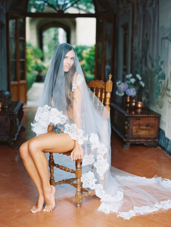 Romantic Tuscan boudoir session