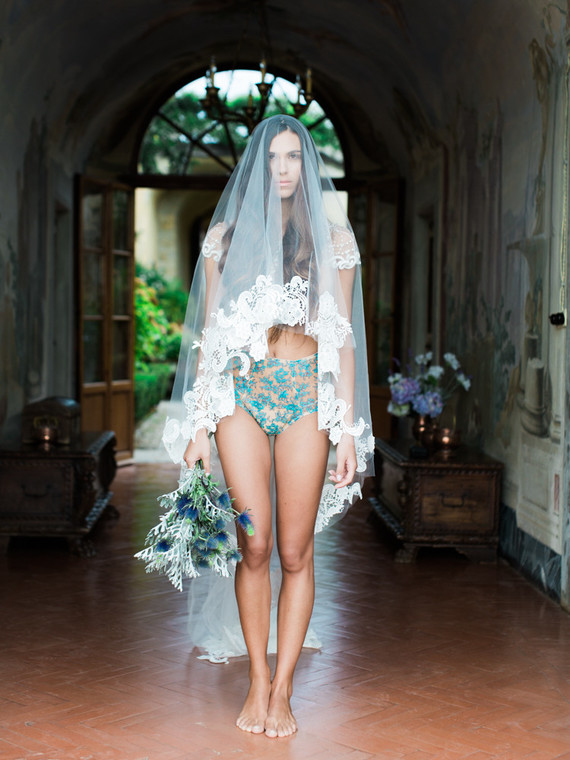 Romantic Tuscan boudoir session