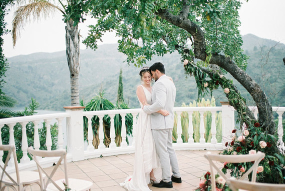 Romantic wedding portraits in Spain