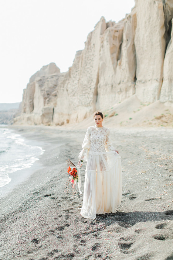Vibrant beachy wedding editorial in Santorini
