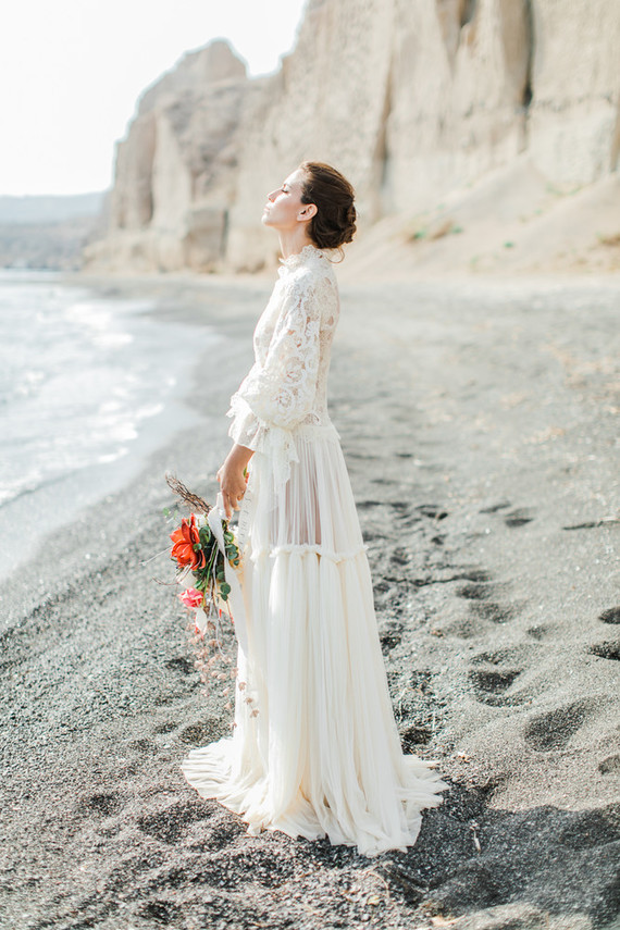 Vibrant beachy wedding editorial in Santorini
