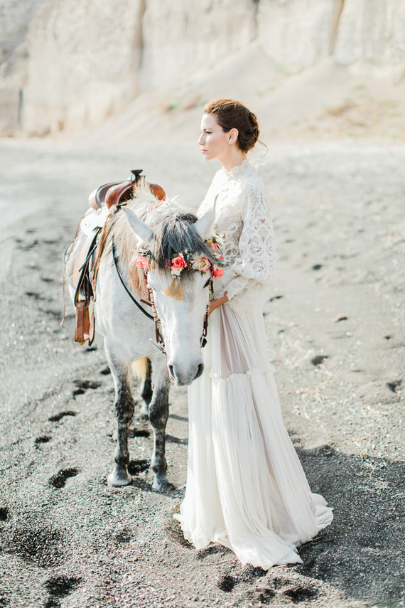 Vibrant beachy wedding editorial in Santorini