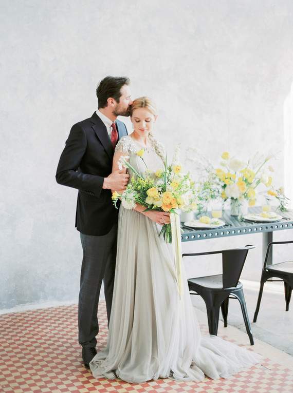 Modern summer wedding inspiration in yellow tones