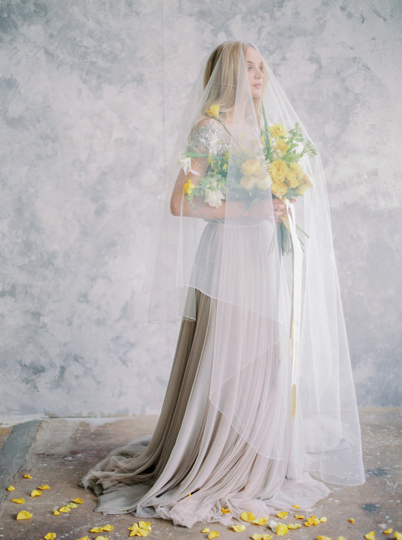 Modern summer wedding inspiration in yellow tones