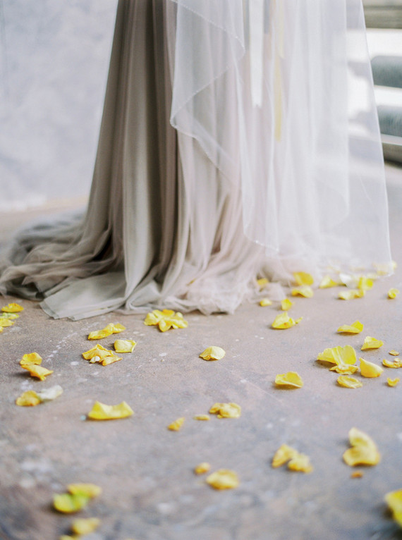 Modern summer wedding inspiration in yellow tones