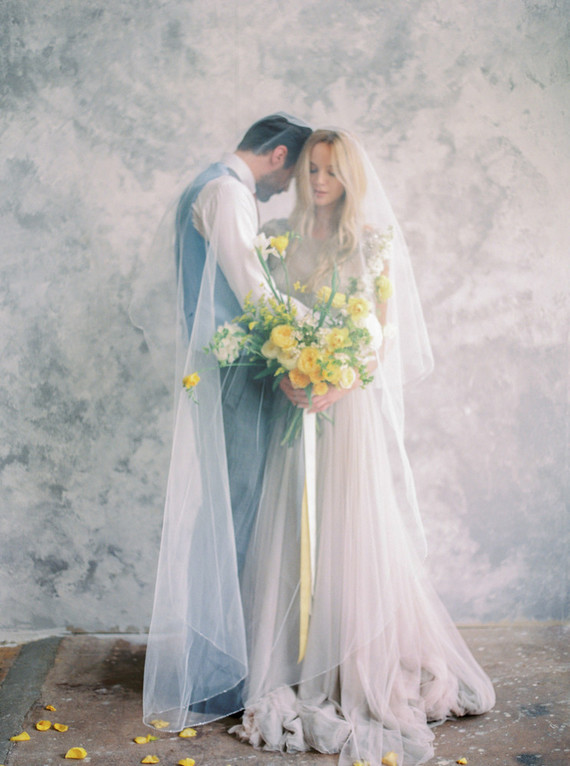 Modern summer wedding inspiration in yellow tones