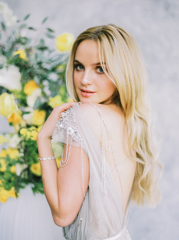 Modern summer wedding inspiration in yellow tones